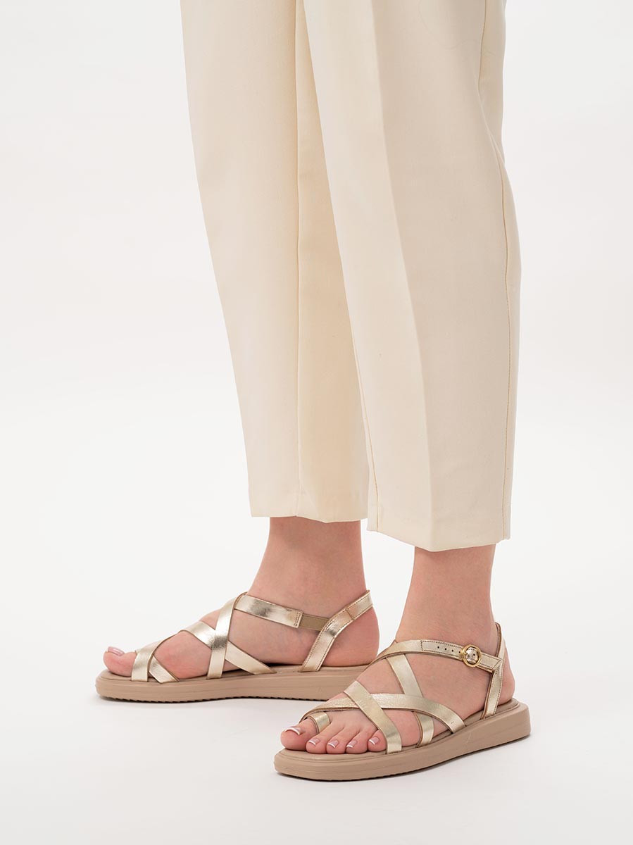 Platynowe sanday na lekkim spodzie