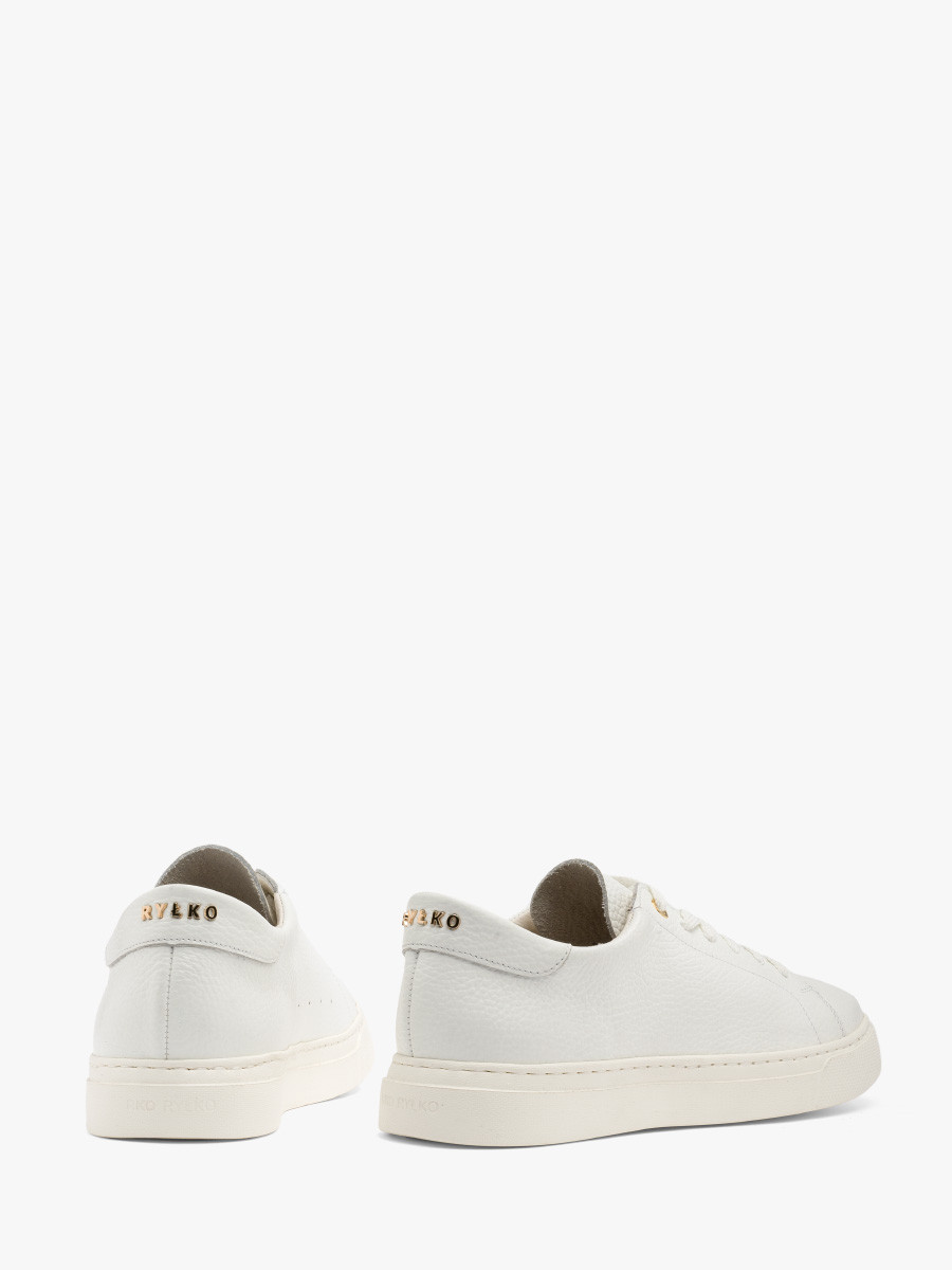 Biay póbut sportowy ze zotymi detalami