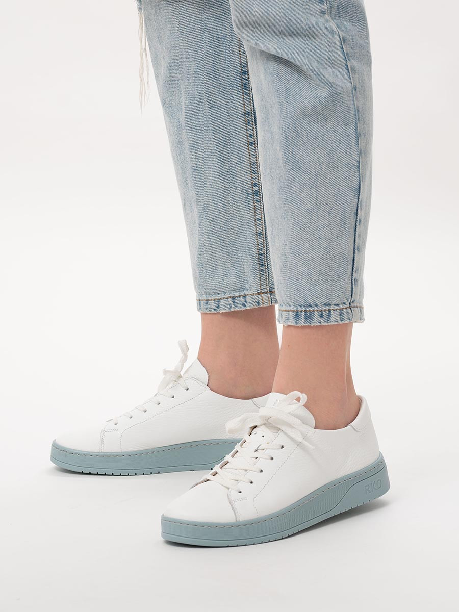 Biae póbuty na niebieskim spodzie