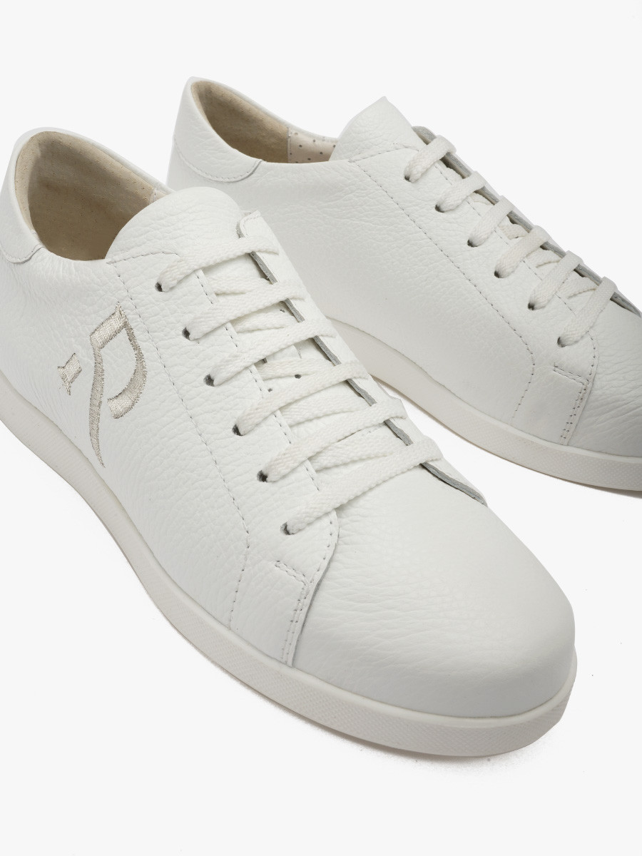 Biae sportowe póbuty ze srebrnym logo