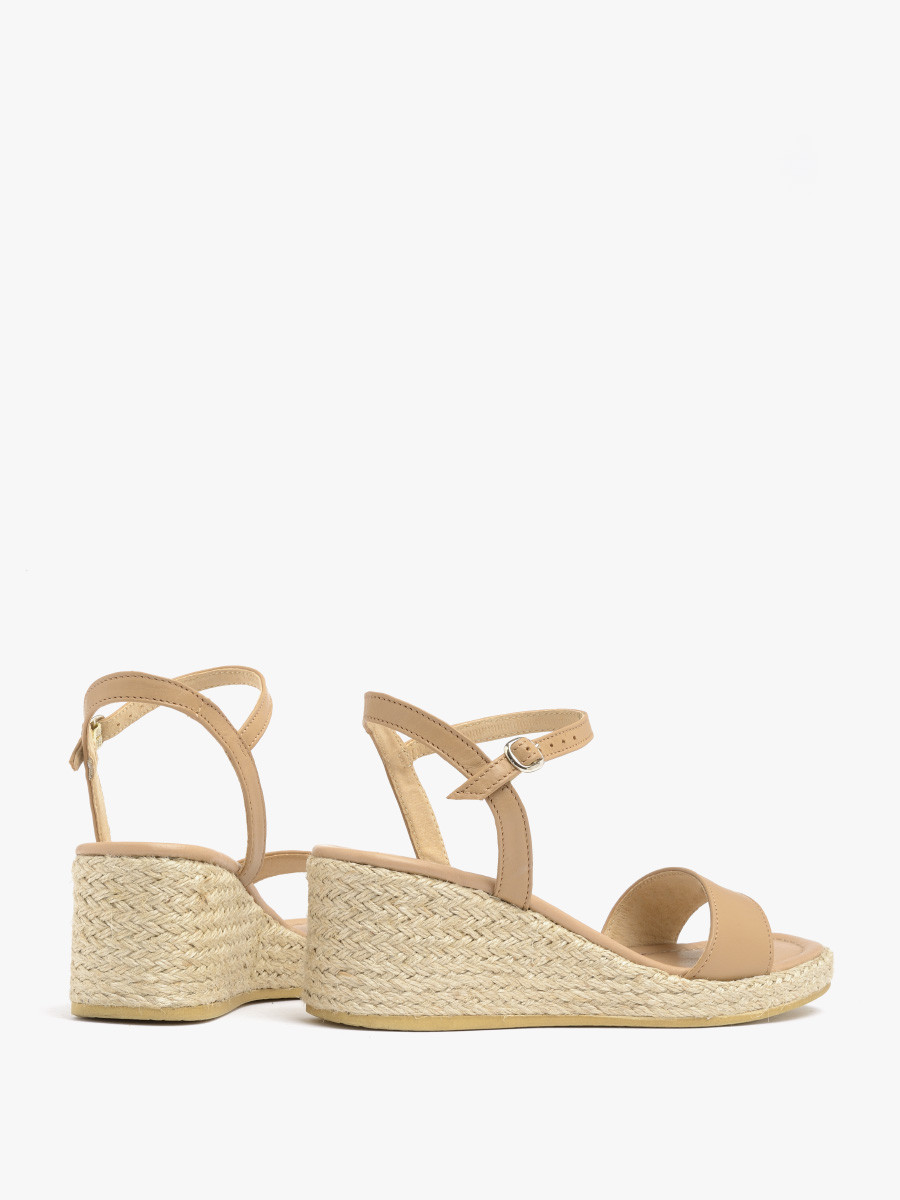 Beowe sanday na ozdobnej platformie