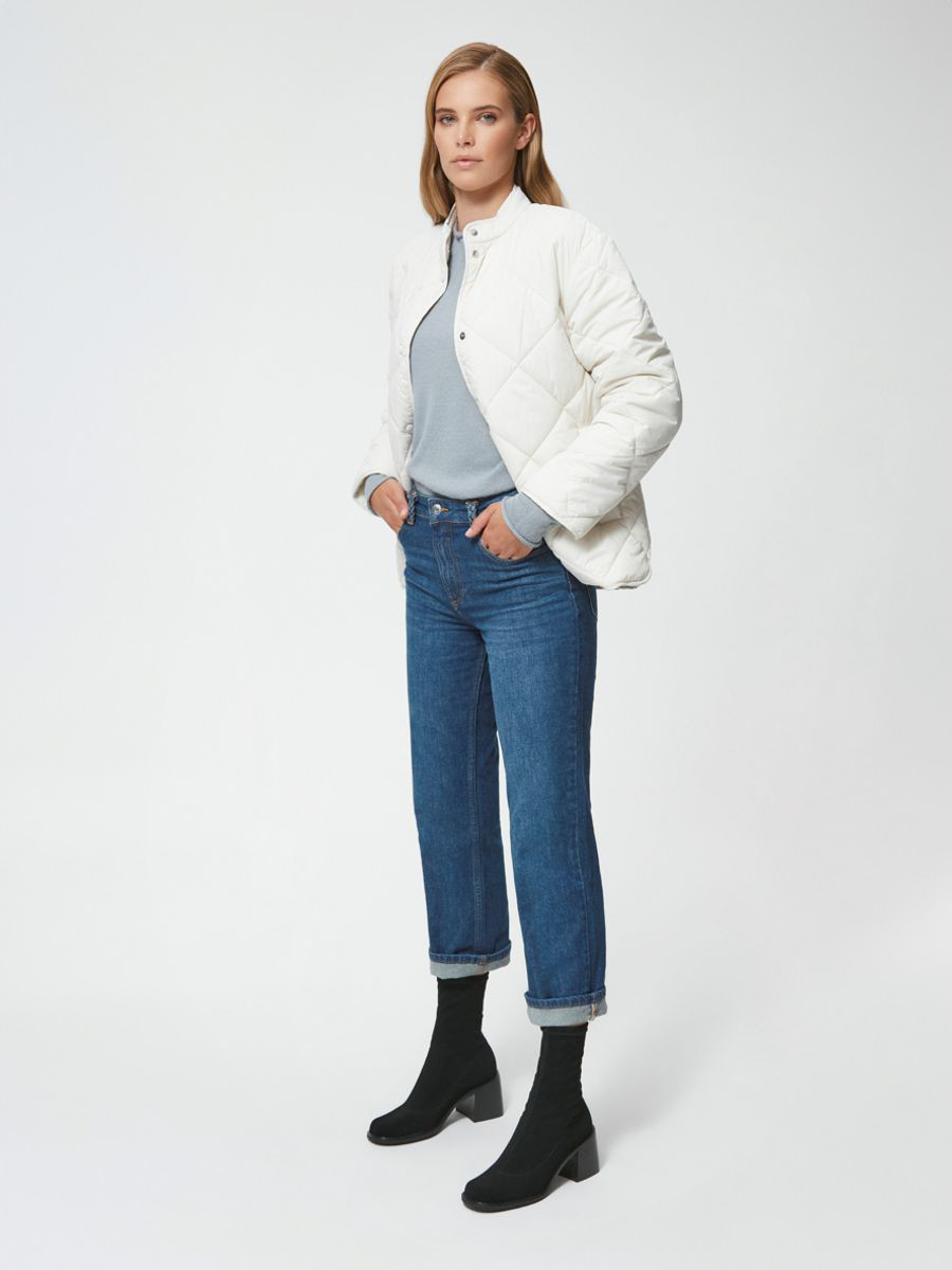 Czarny botek z elastyczn cholewk