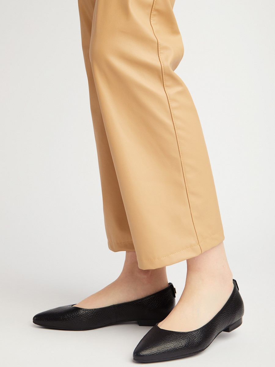 Czarne baleriny z ozdob na picie