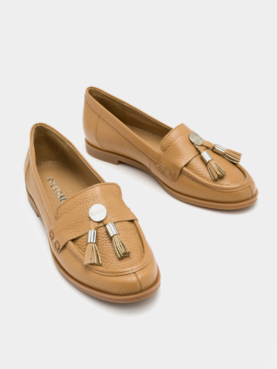 Ciemnobeowy mokasyn ze srebrn ozdob