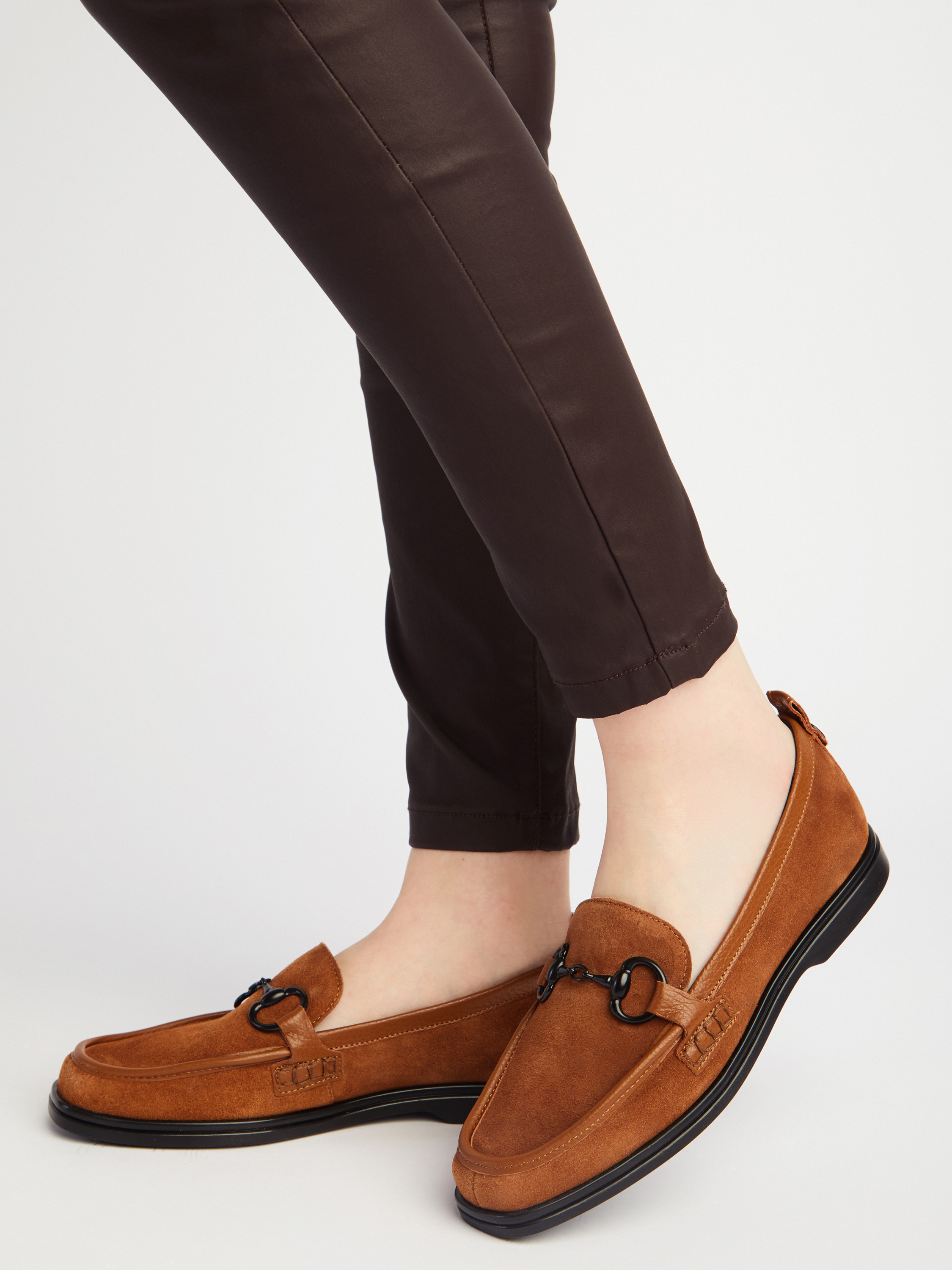 Brzowe mokasyny z czarn ozdob