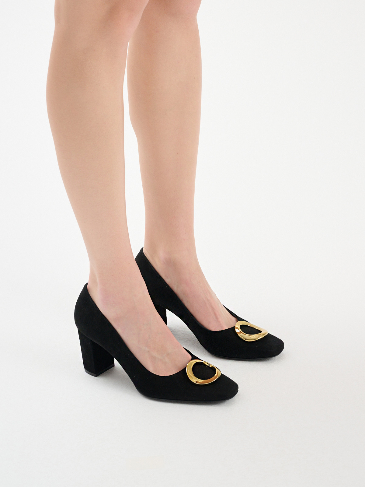 Czarne czóenka ze zot ozdob na cholewce