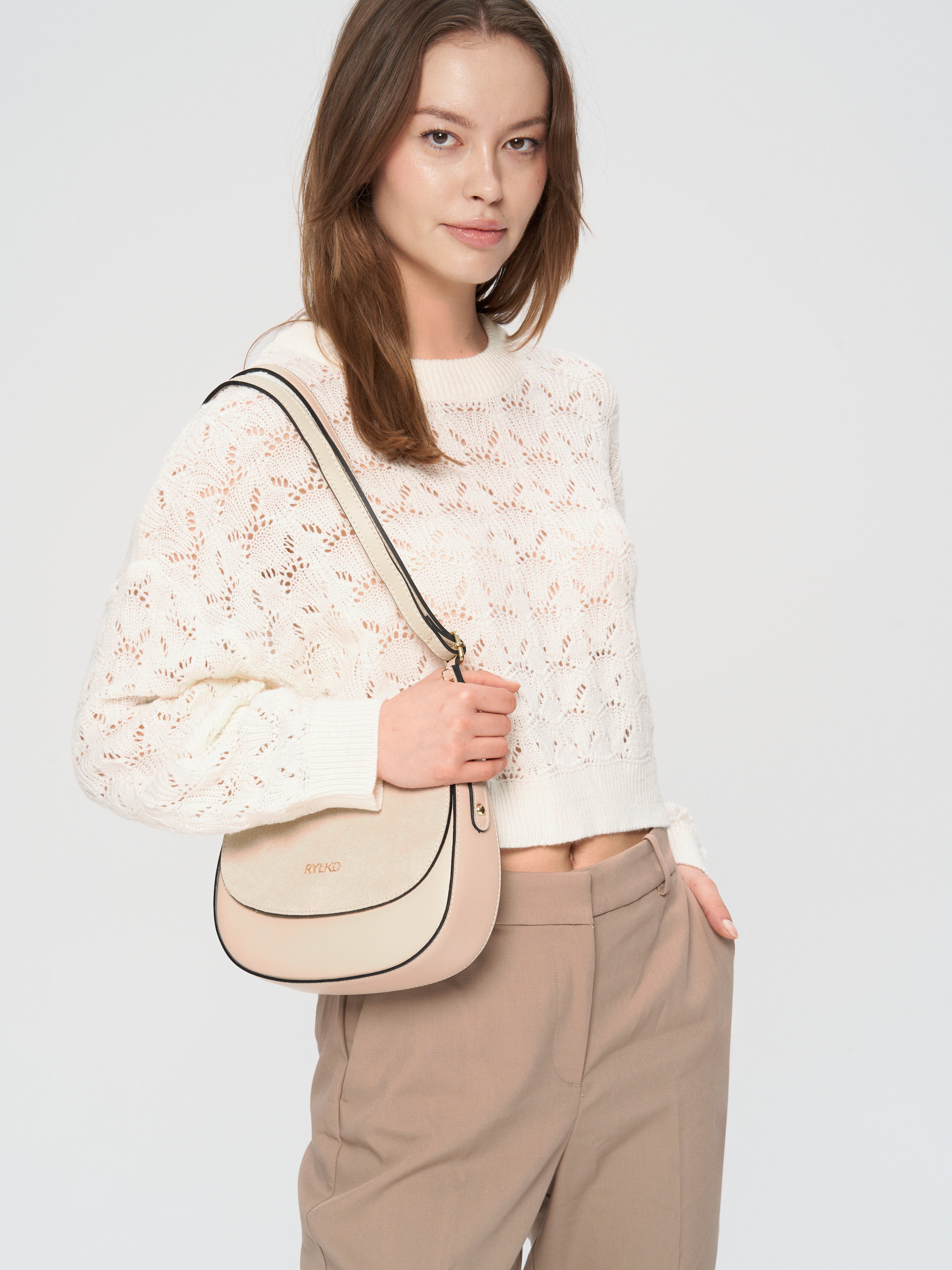 Maa, beowa torebka ze zotymi dodatkami