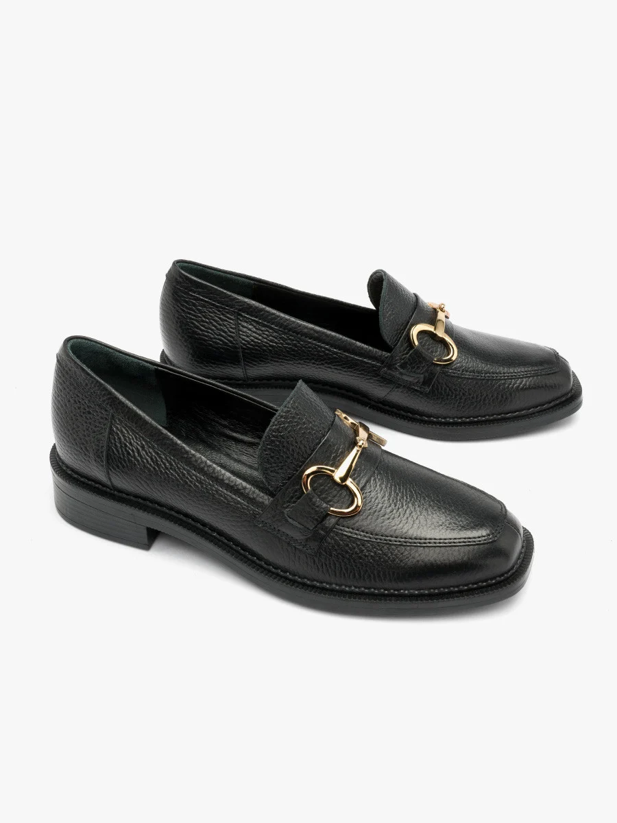 Czarne mokasyny ze zot ozdob