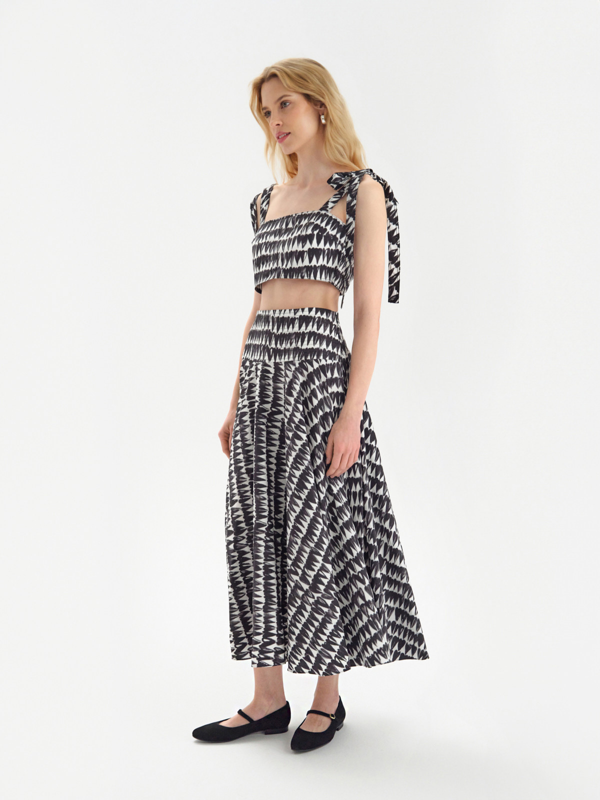 Czarne, welurowe baleriny z ozdobnym zapiciem