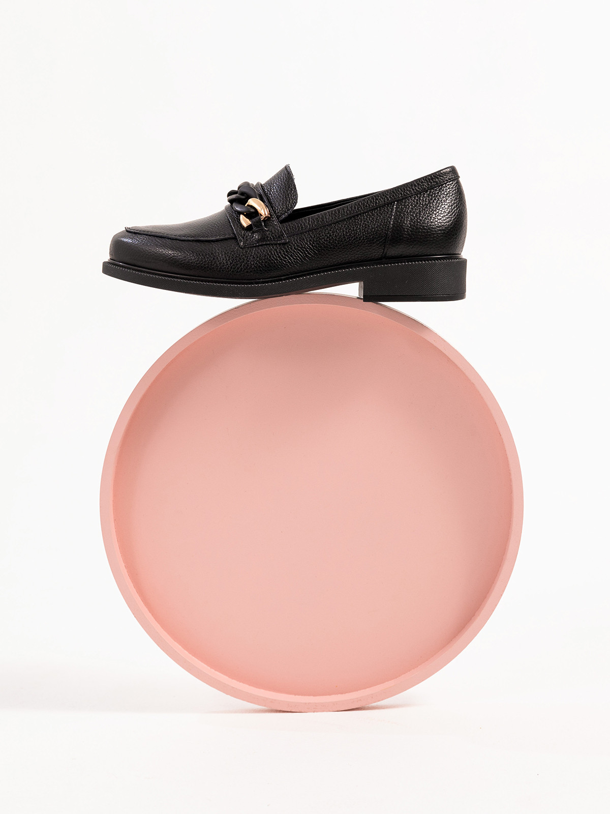 Czarne mokasyny ze zoto-czarn ozdob