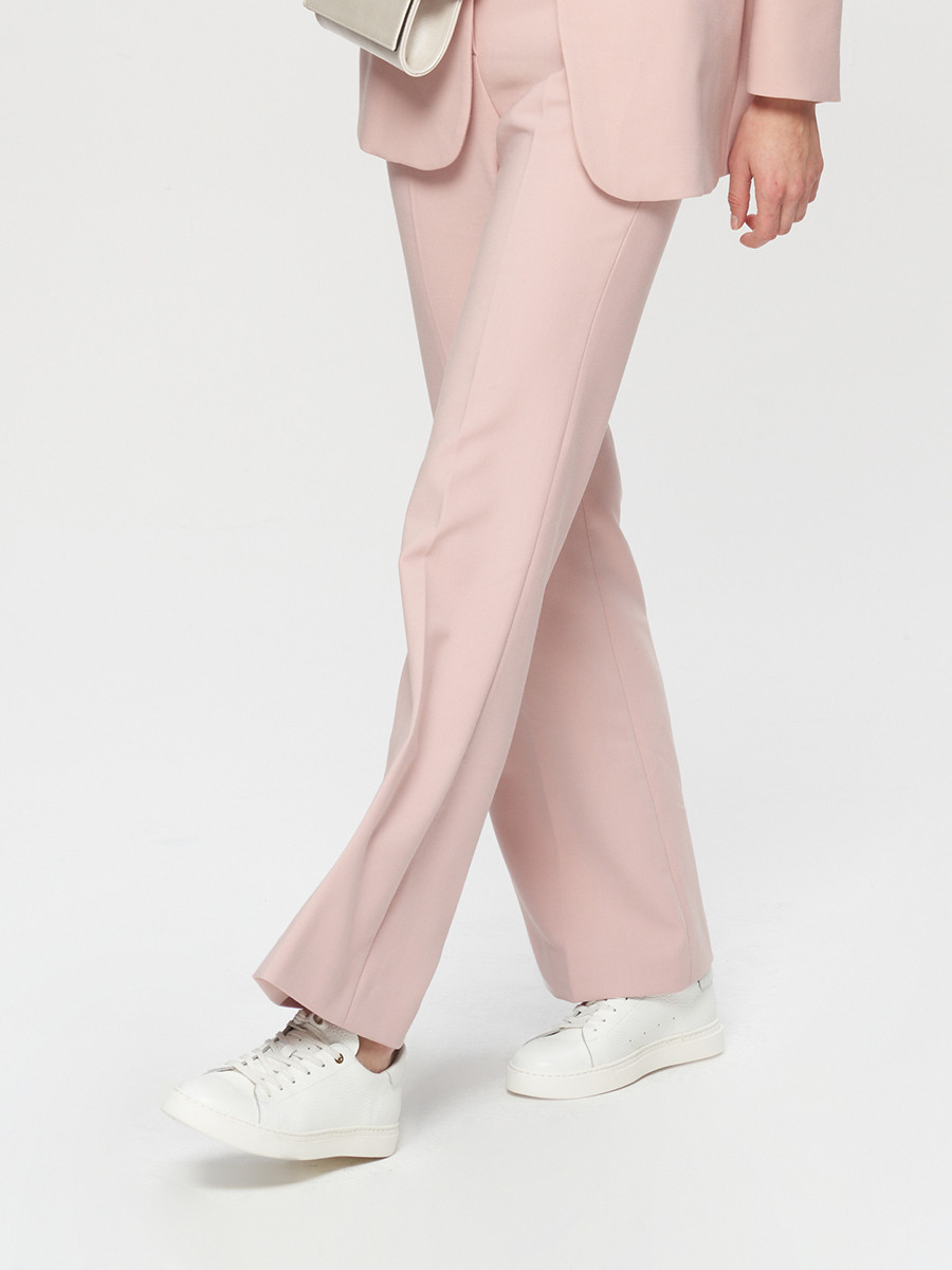 Biay póbut sportowy ze zotymi detalami