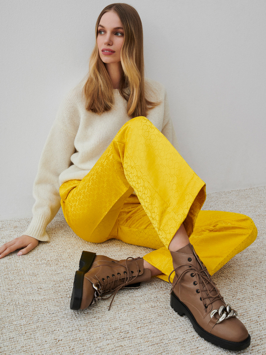 Kawowe trzewiki z ozdobnym ańcuchem