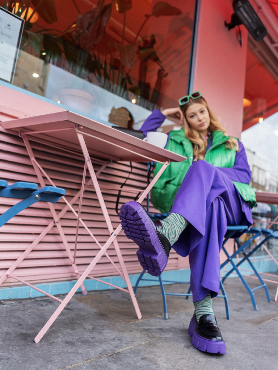 Czarne mokasyny na fioletowej podeszwie