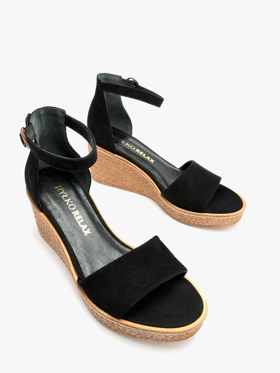 Czarne sanday na ozdobnej podeszwie