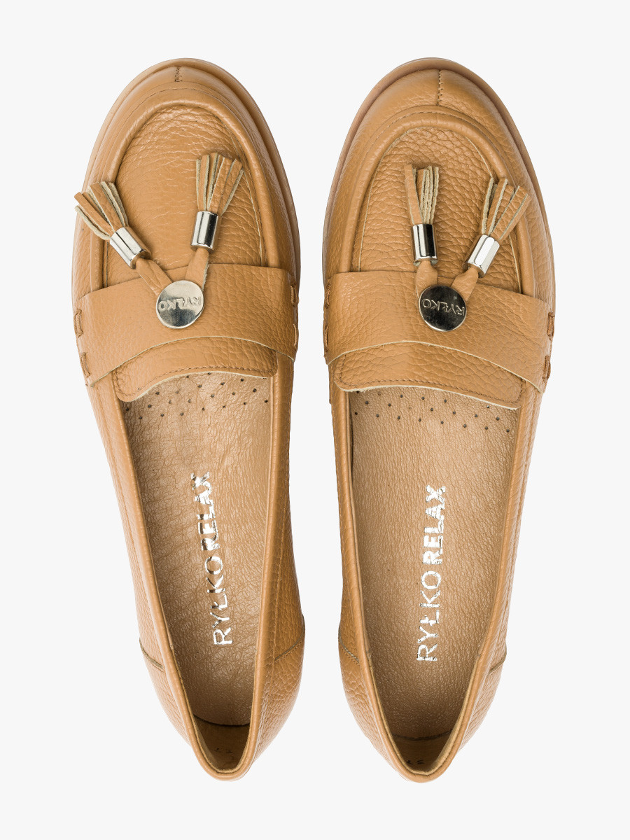 Ciemnobeowy mokasyn ze srebrn ozdob