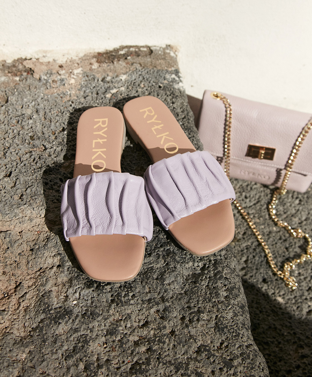 Liliowe klapki z marszczon cholewk