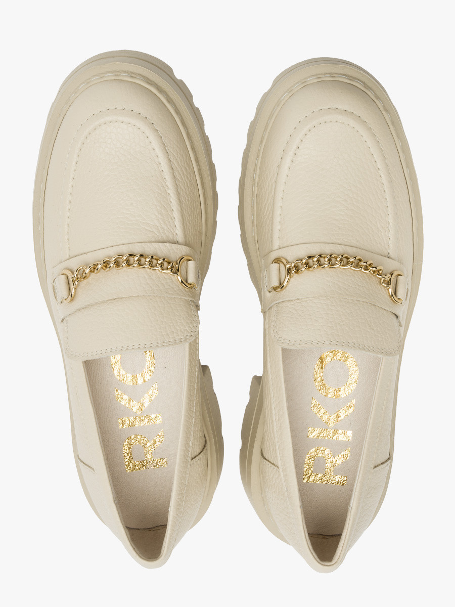 Kremowy mokasyn ze zotym ańcuszkiem