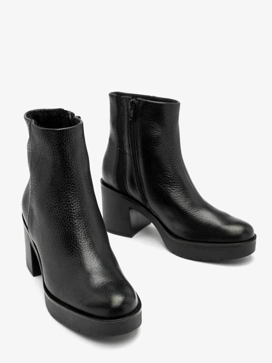 Czarne botki na masywnym obcasie