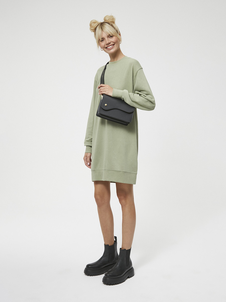 Czarna torebka ze zotymi detalami