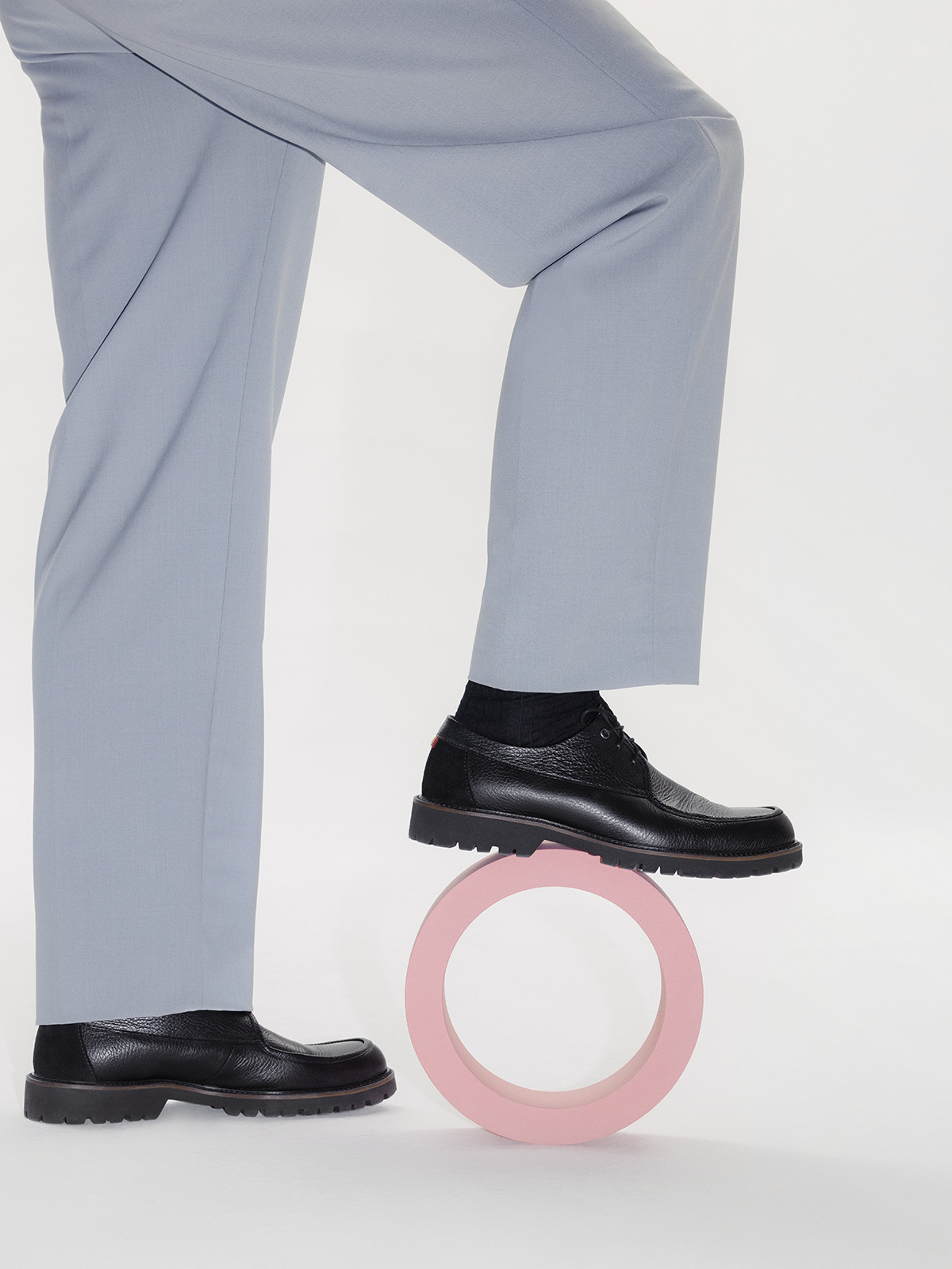 Czarny póbut mski na traktorowym spodzie