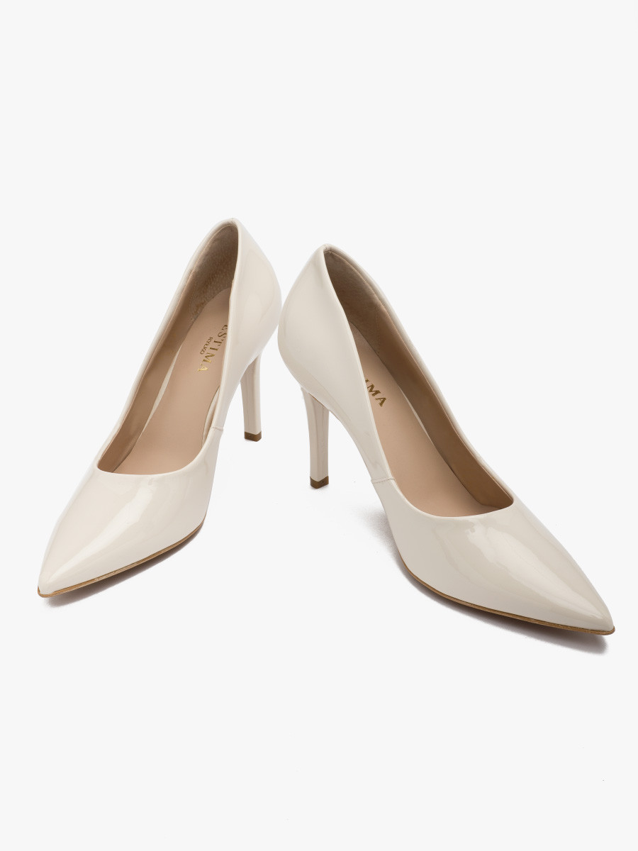 Kremowe, lakierowane szpilki na wysokim obcasie