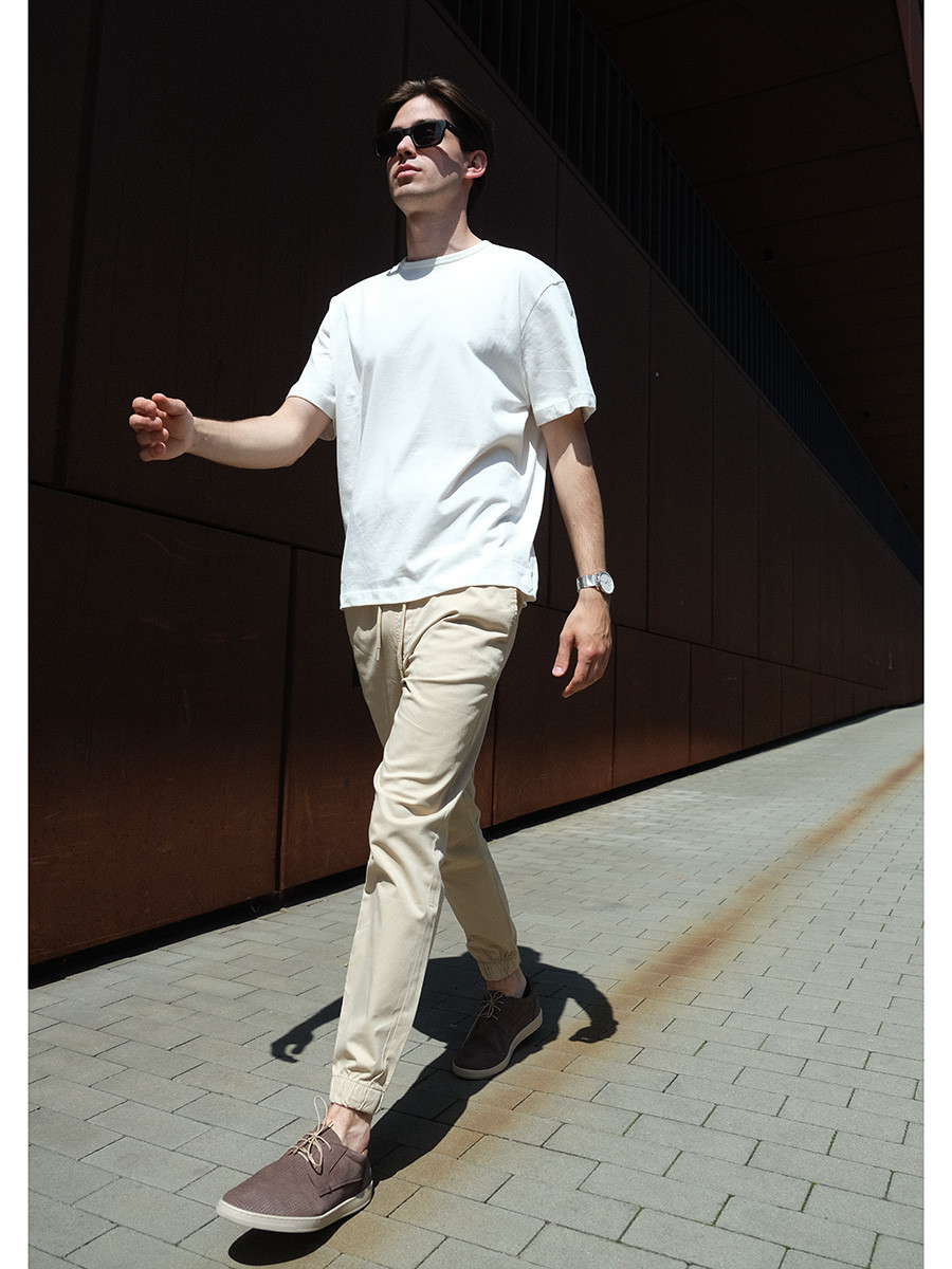 Brzowe póbuty na beowym spodzie