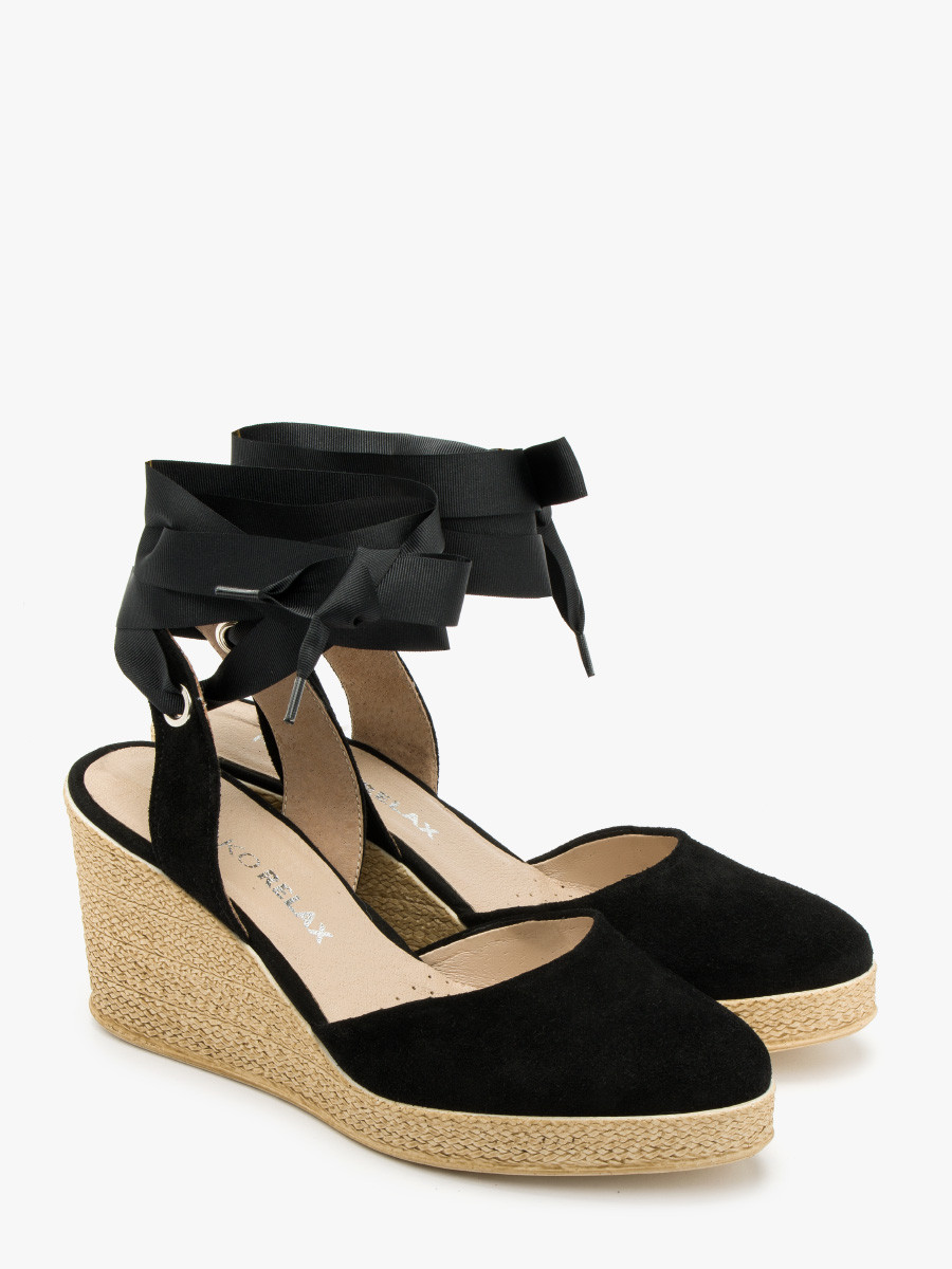 Dwuczciowe czóenka z wizaniem wokó kostki