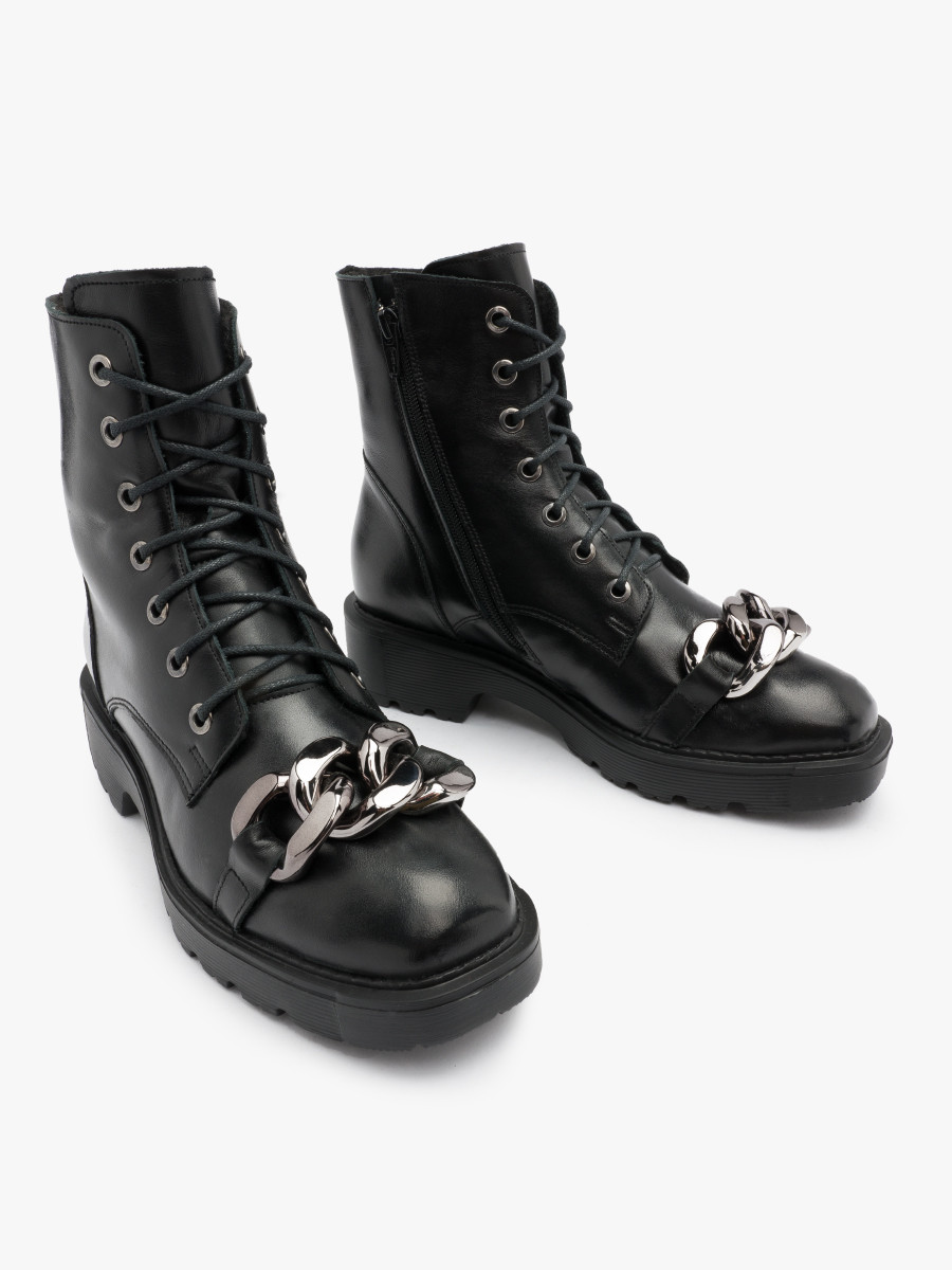 Czarne trzewiki z ozdobnym ańcuchem