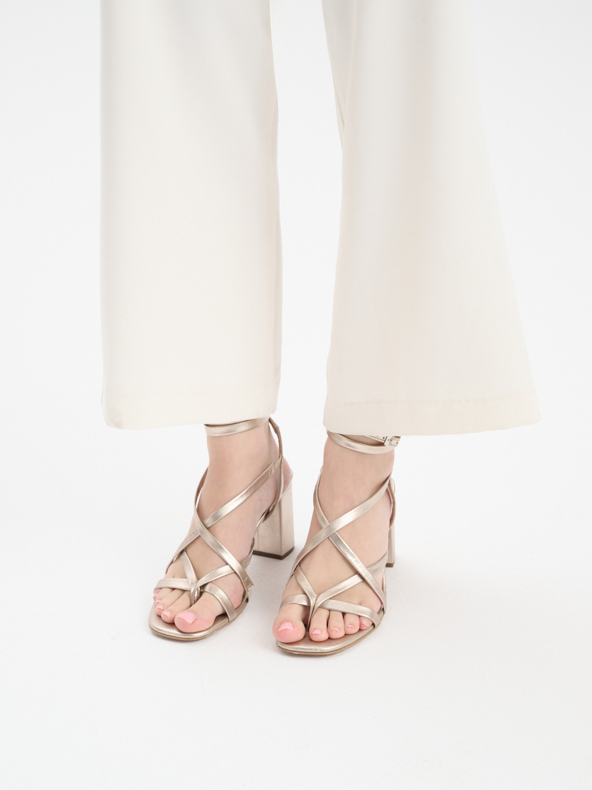 Platynowe japonki na obcasie