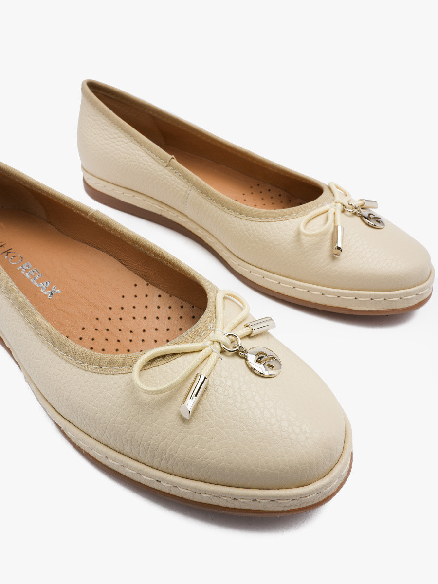 Kremowe baleriny z ozdobn kokardk