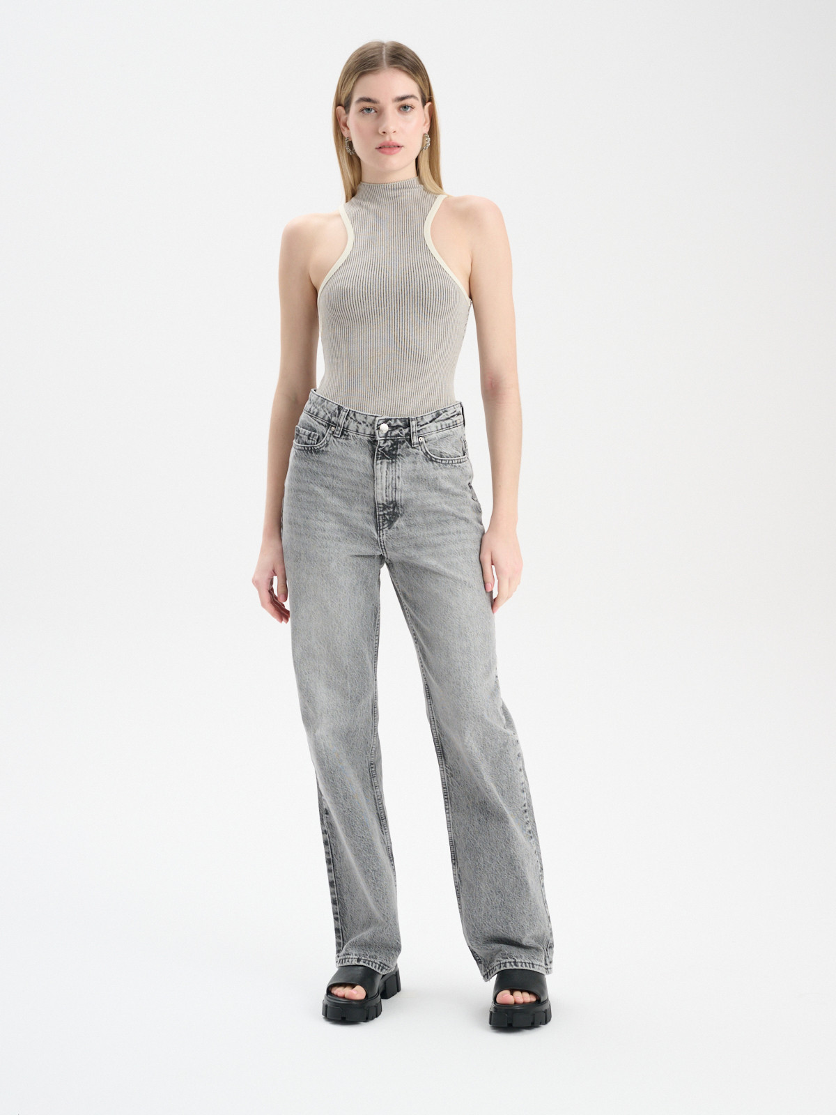 Czarne klapki na masywnym spodzie