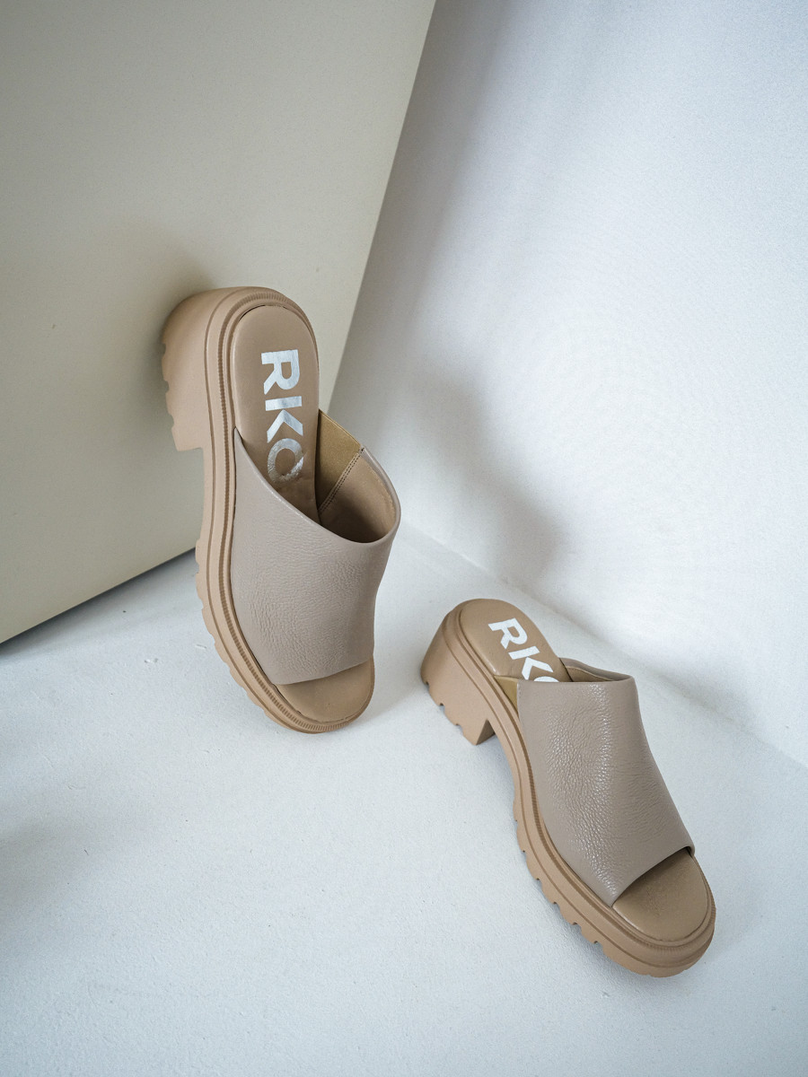 Beowe klapki na platformie