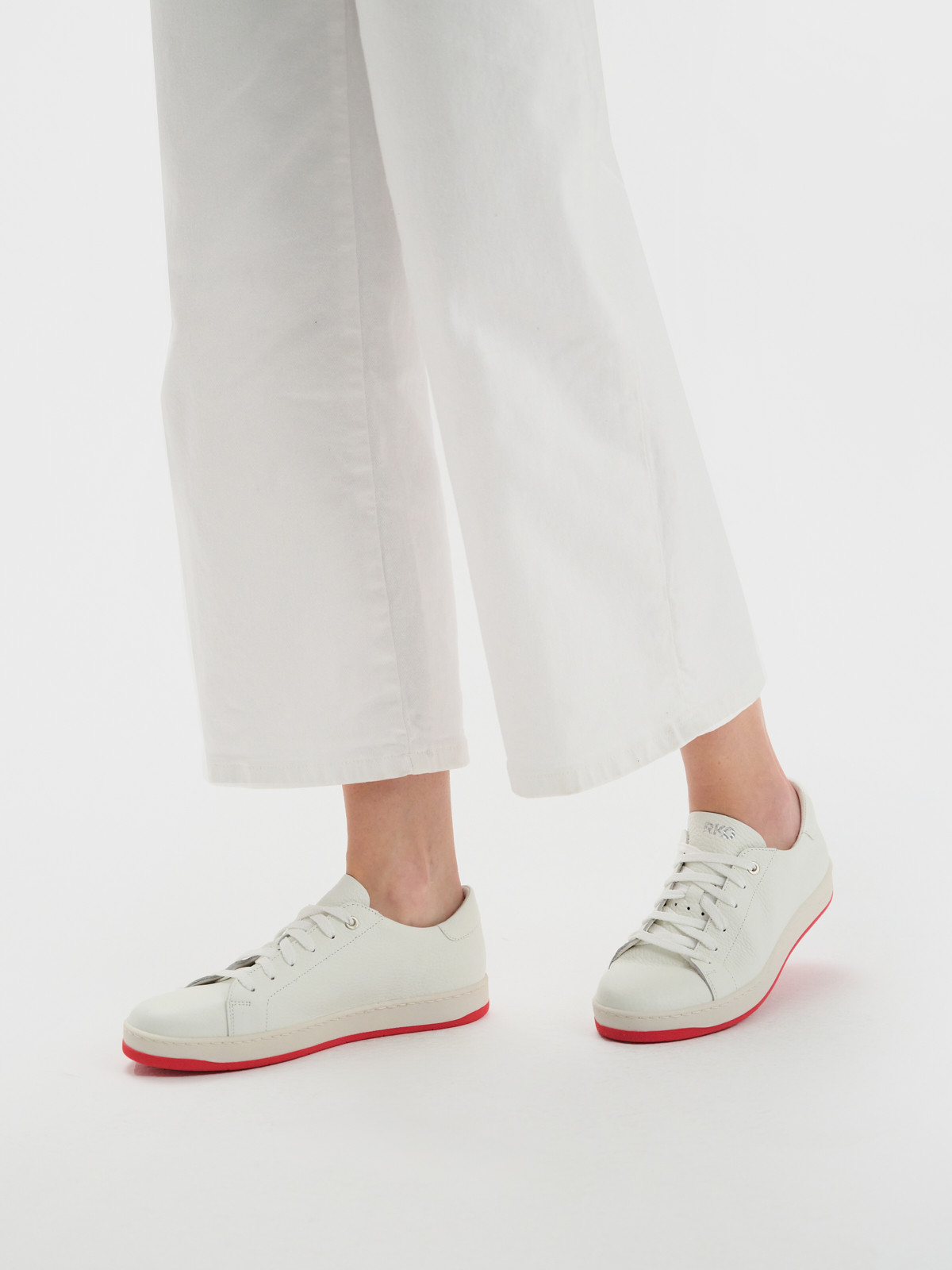 Biae póbuty sportowe na dwukolorowym spodzie