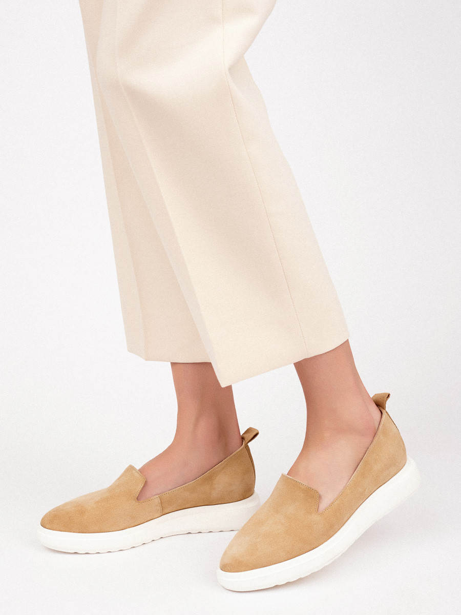 Piaskowe mokasyny na grubej podeszwie