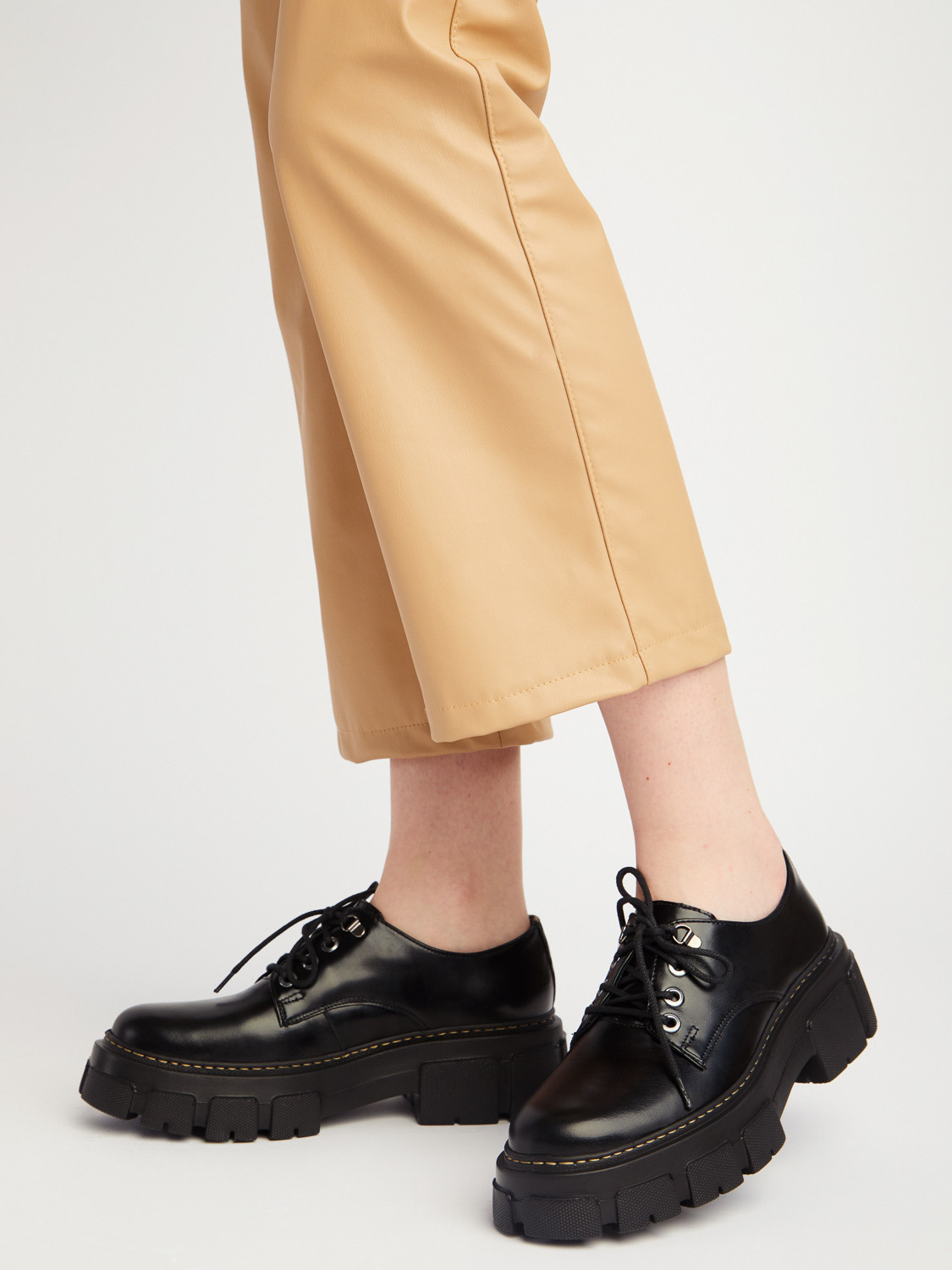 Czarne póbuty na lekkiej podeszwie