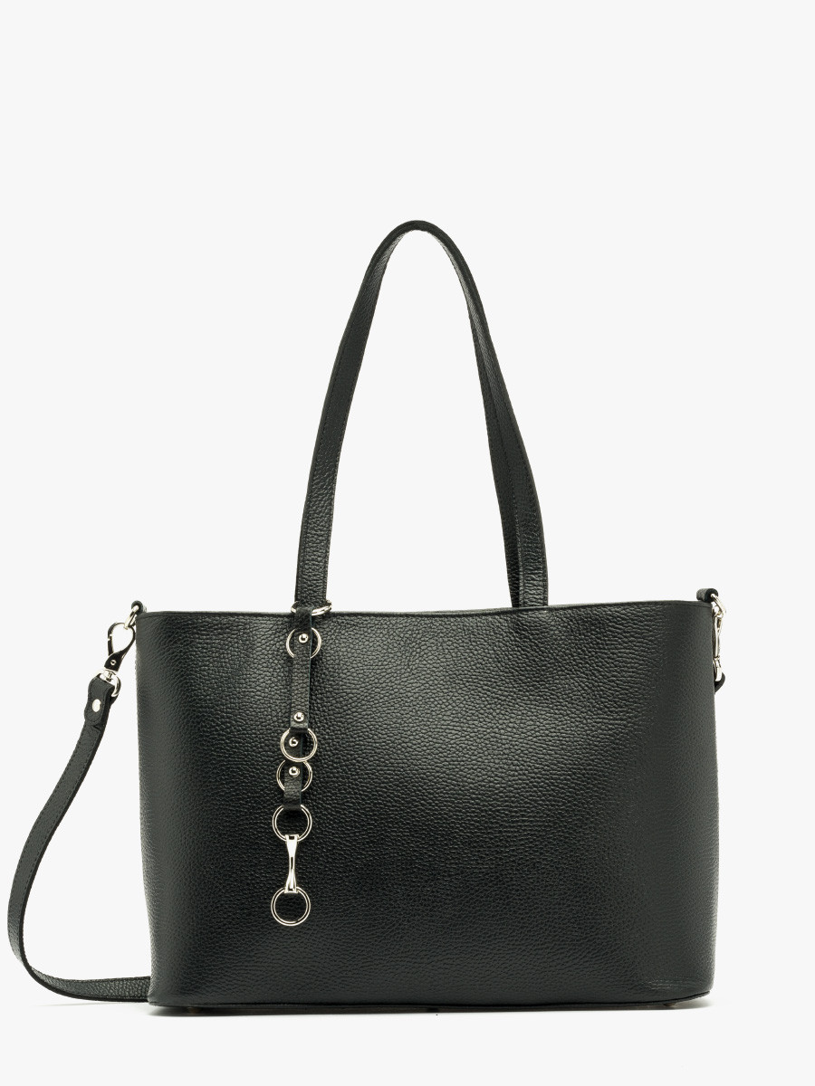 Czarna torebka z ozdobnym brelokiem