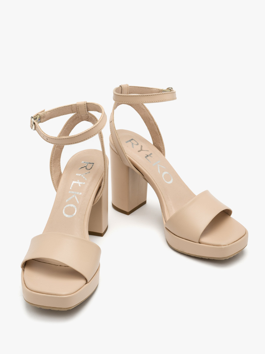 Wysokie sanday na platformie