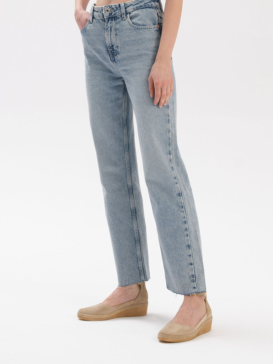 Piaskowe czóenko na platformie z paskiem wokó kostki