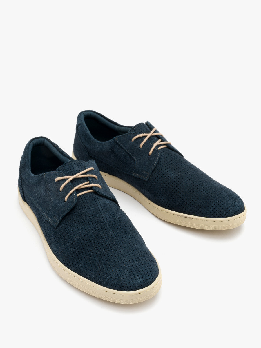 Granatowe póbuty na beowym spodzie