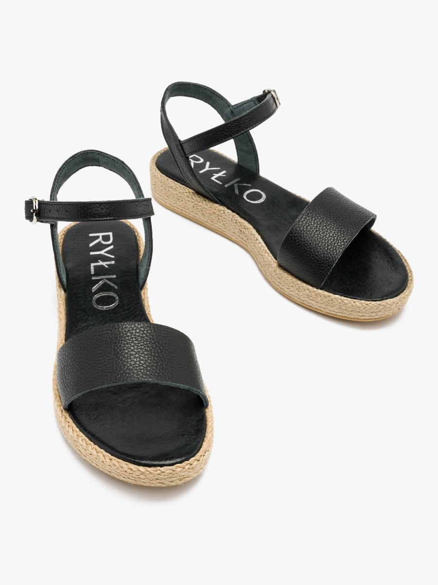 Czarne sanday na ozdobnym spodzie