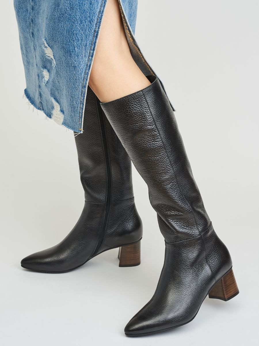 Czarne kozaki na niskim obcasie