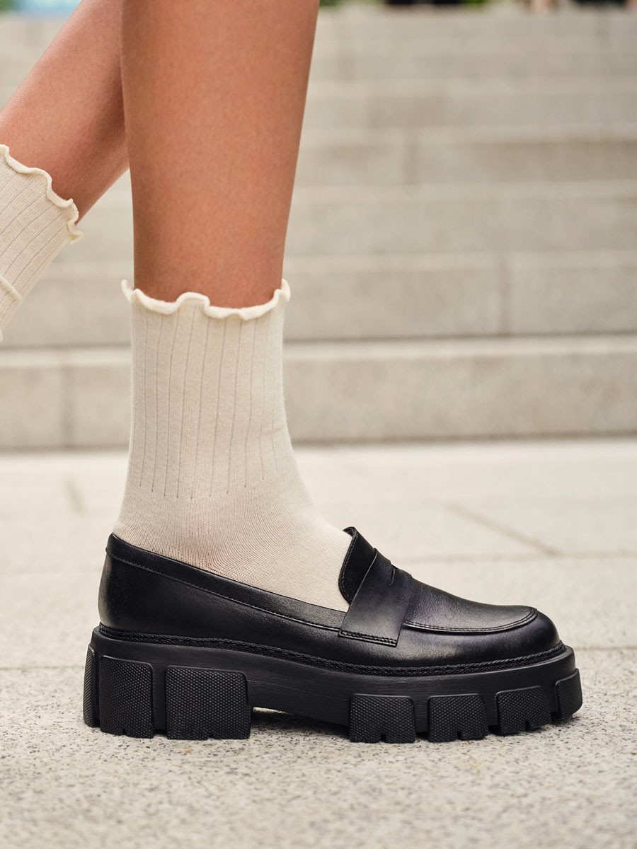 Czarne mokasyny na grubej i lekkiej podeszwie