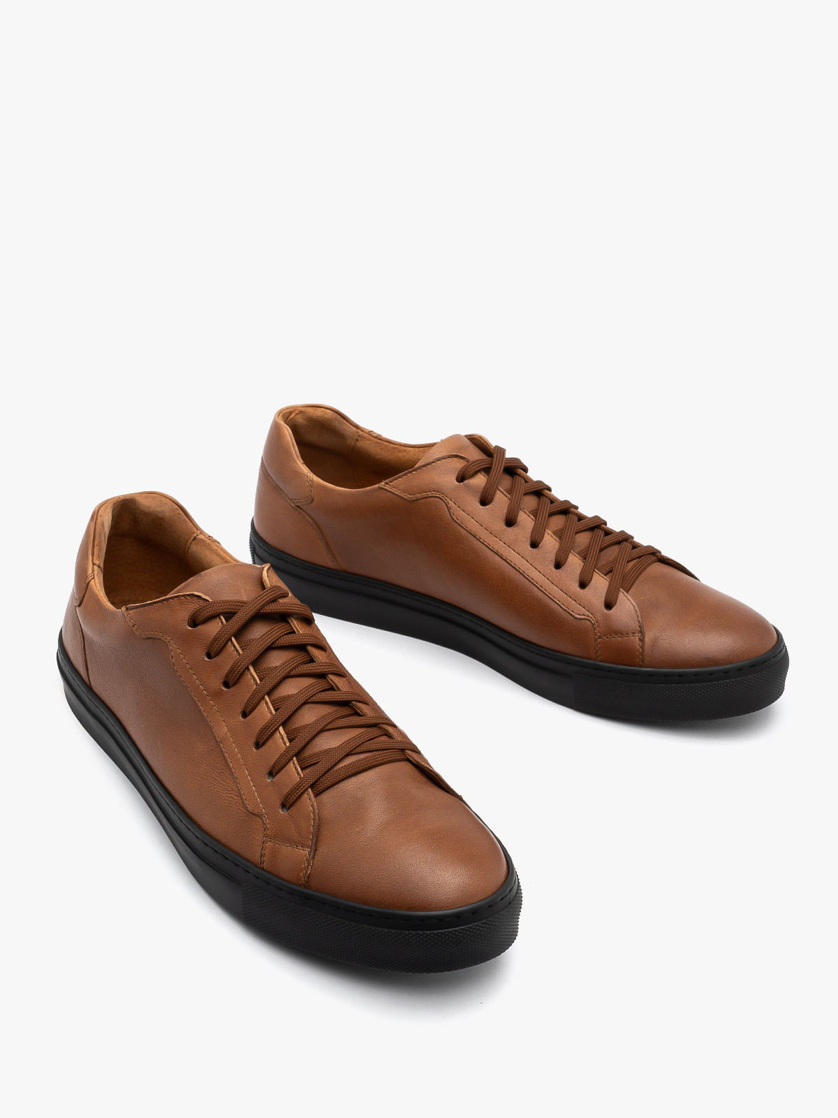 Brzowe póbuty w sportowym stylu