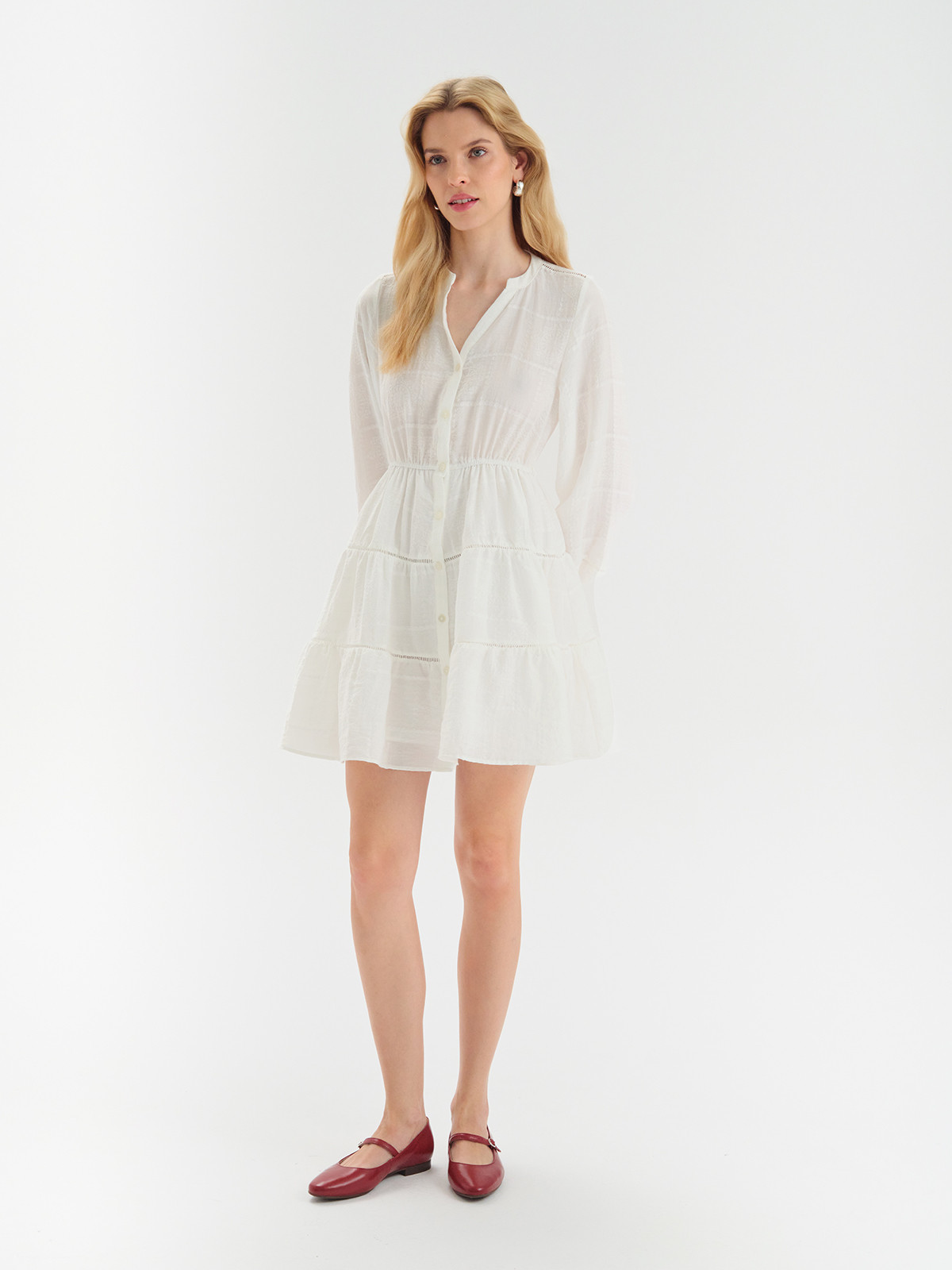 Czerwone baleriny z ozdobnym zapiciem