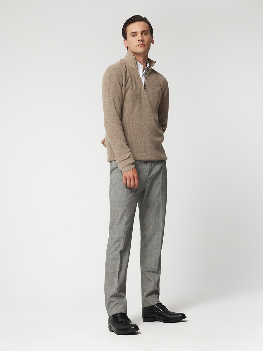 Czarne trzewiki z przeszyciami na cholewce