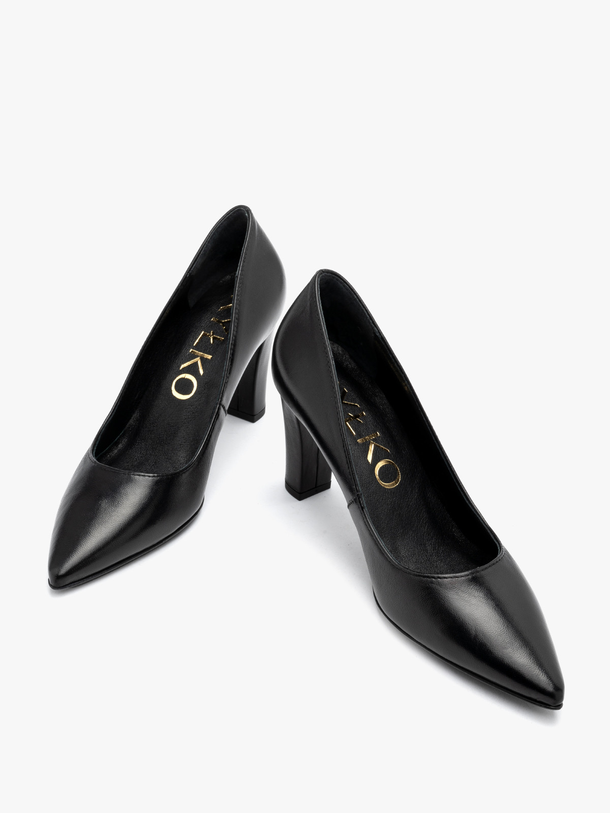 Czarne czóenka na grubej szpilce