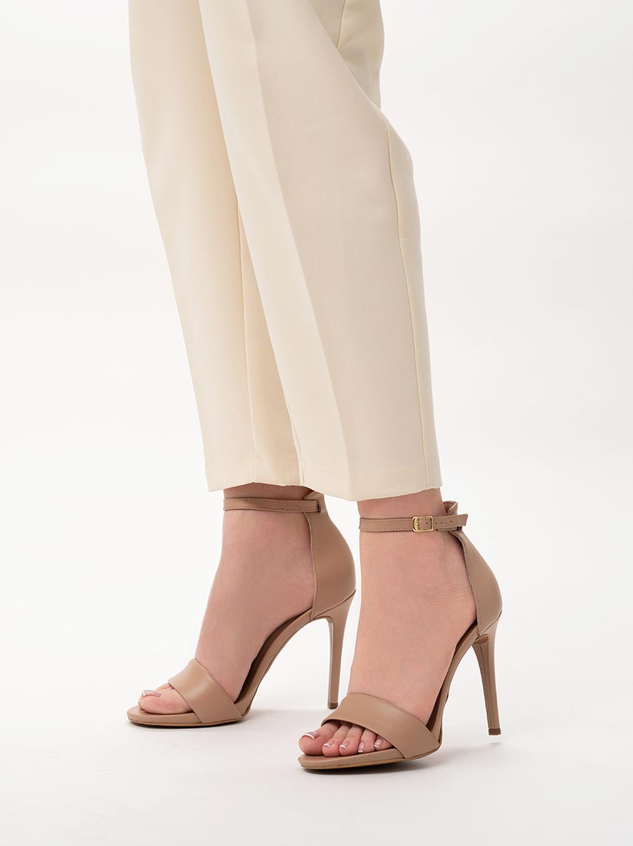 Beowe sanday na wysokiej szpilce