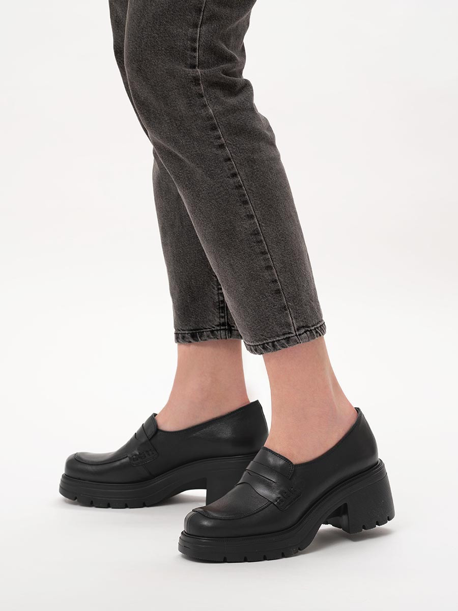 Czarne mokasyny na obcasie