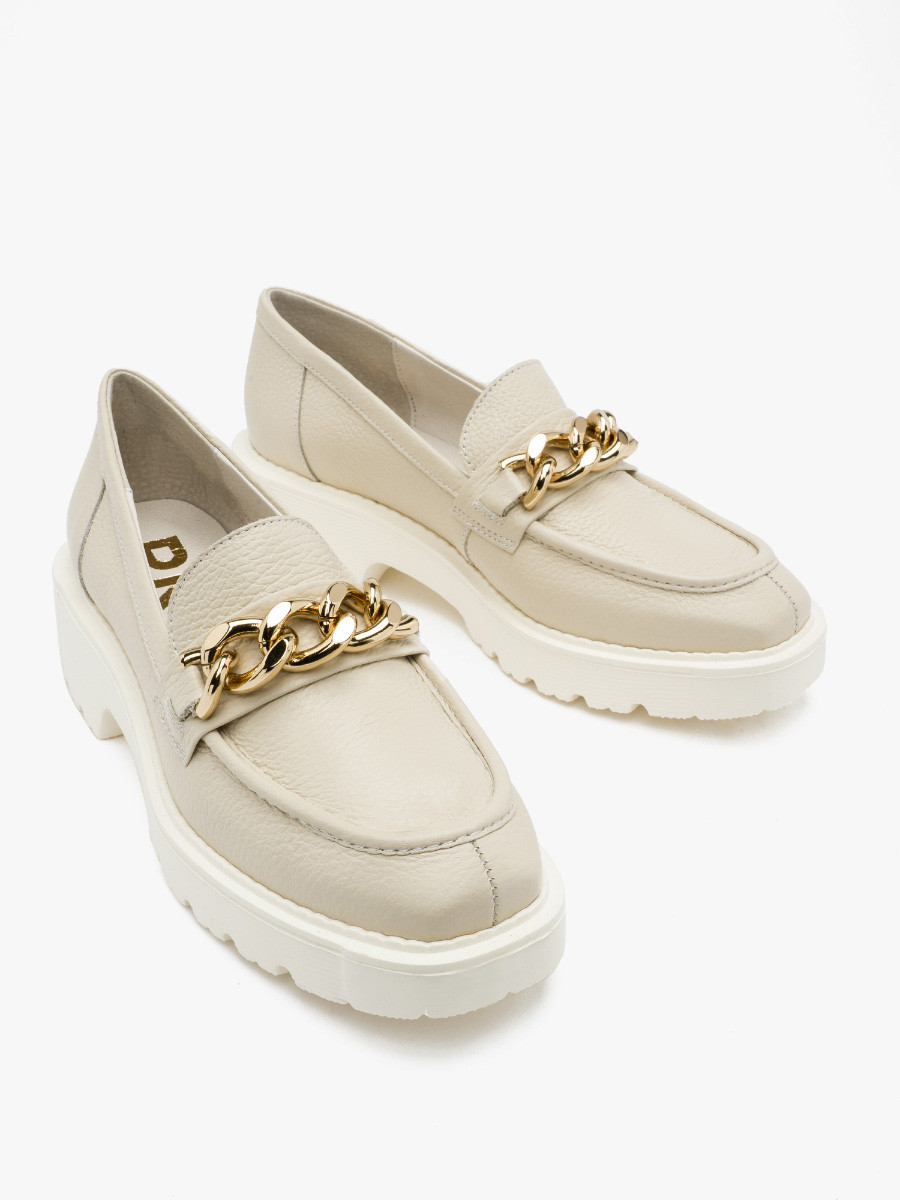 Kremowe mokasyny ze zotym ańcuchem ozdobnym