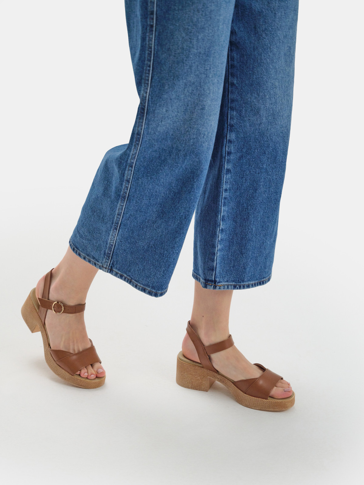 Jasnobrzowe sanday na masywnej platformie